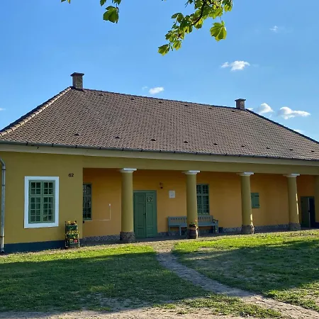 Apartment Hengermalom Kuria Szecseny